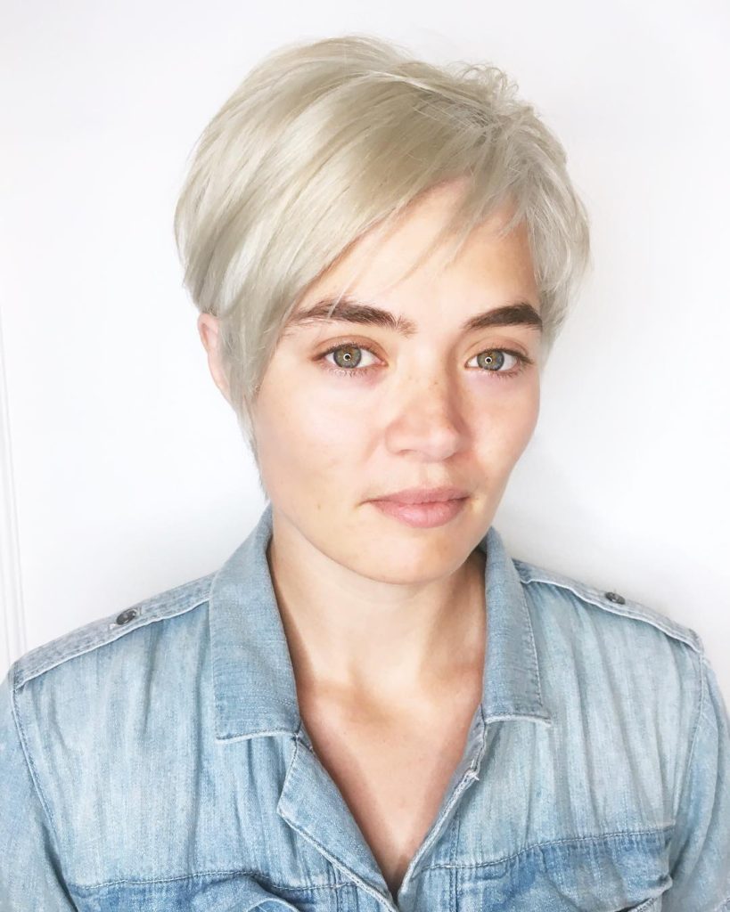 Chic Side Swept Pixie with Asymmetric Bangs and Platinum Blonde Color Short Hairstyle