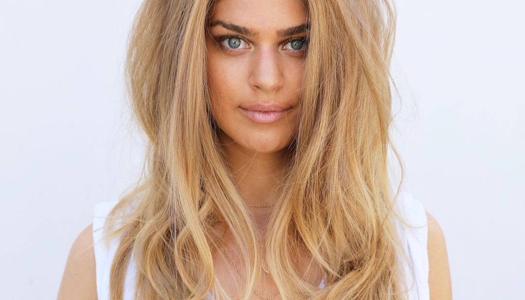 Light Golden Blonde Layered Hair with Voluminous Messy Texture and Soft Bombshell Waves Long Fall Hairstyle