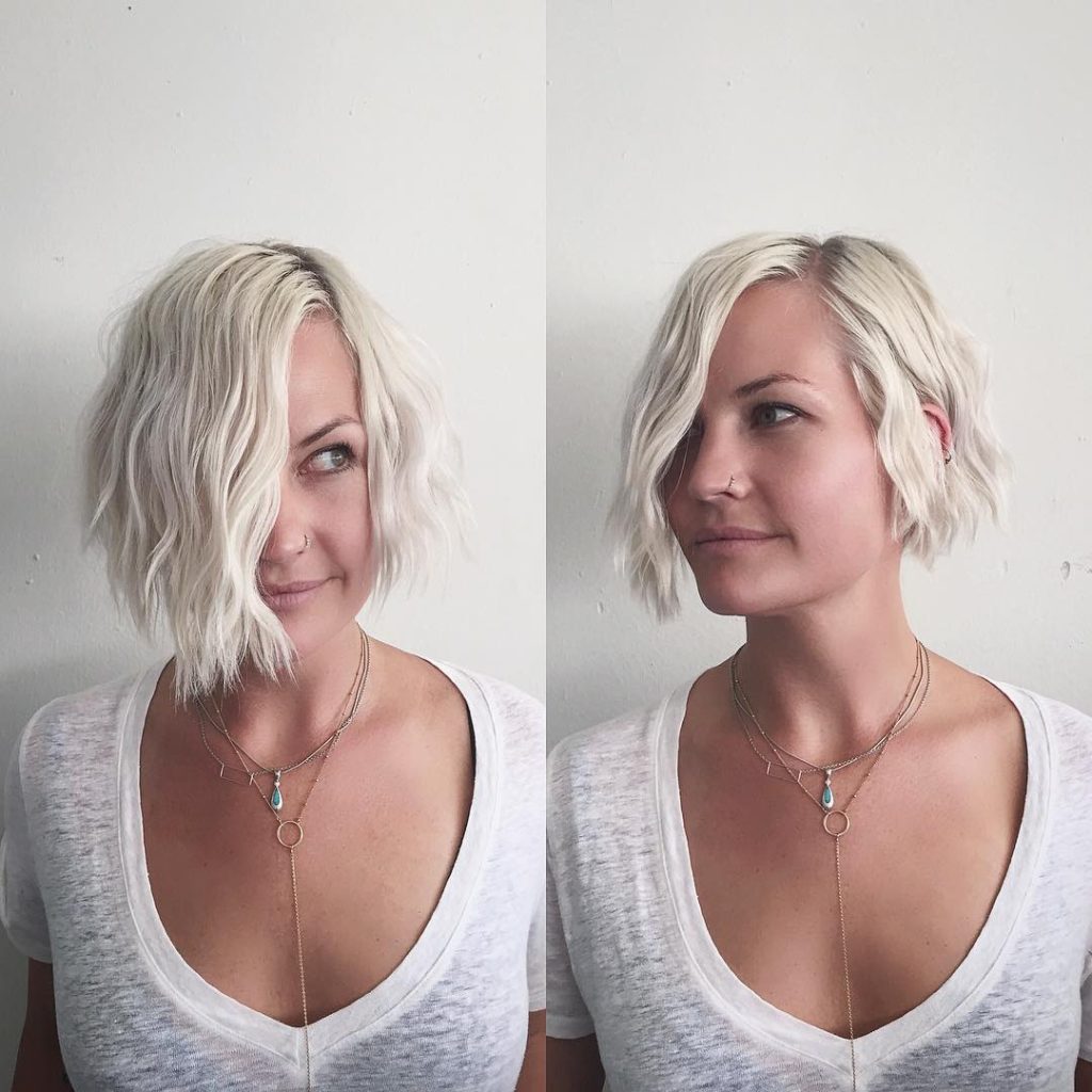 Short Platinum Bob with Soft Wavy Texture and Side Part Short Hairstyle